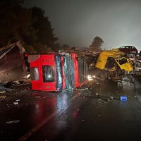 Imagem referente a Dois caminhões colidem e causam interdição na BR-116, em Campina Grande do Sul