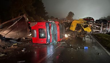 Imagem referente a Dois caminhões colidem e causam interdição na BR-116, em Campina Grande do Sul