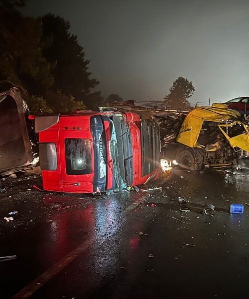 Imagem referente a Dois caminhões colidem e causam interdição na BR-116, em Campina Grande do Sul