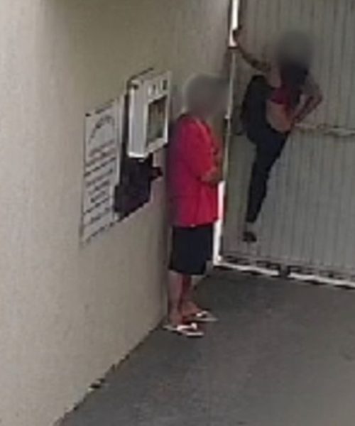 Imagem referente a O jeito é dá uma fugidinha: vídeo mostra casal pulando muro de motel para não pagar a conta