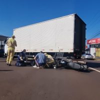 Imagem referente a Forte colisão entre moto e caminhão é registrada na Avenida Rocha Pombo