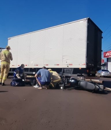 Imagem referente a Forte colisão entre moto e caminhão é registrada na Avenida Rocha Pombo