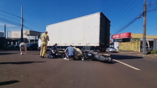 Imagem referente a Forte colisão entre moto e caminhão é registrada na Avenida Rocha Pombo