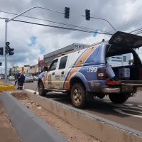 Imagem referente a Após motoristas 'errarem trajeto' e ficarem presos em mureta, Defesa Civil realiza sinalização na Carlos Gomes