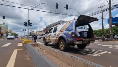 Imagem referente a Após motoristas 'errarem trajeto' e ficarem presos em mureta, Defesa Civil realiza sinalização na Carlos Gomes