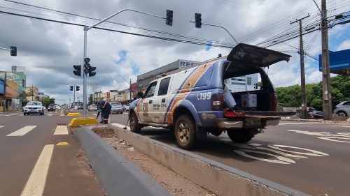 Imagem referente a Após motoristas ‘errarem trajeto’ e ficarem presos em mureta, Defesa Civil realiza sinalização na Carlos Gomes