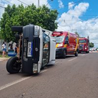 Imagem referente a Fiat Fiorino de petshop tomba após colisão com Fiat Toro no Alto Alegre