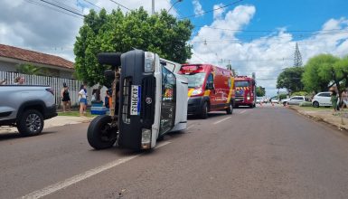 Imagem referente a Fiat Fiorino de petshop tomba após colisão com Fiat Toro no Alto Alegre