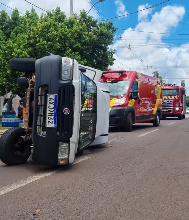 Imagem referente a Fiat Fiorino de petshop tomba após colisão com Fiat Toro no Alto Alegre