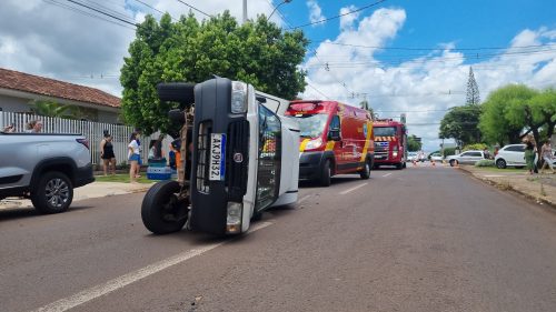 Imagem referente a Fiat Fiorino de petshop tomba após colisão com Fiat Toro no Alto Alegre