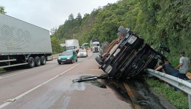 Imagem referente a Caminhão tomba na BR-277 e deixa trânsito parcialmente interditado