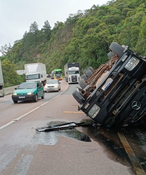 Imagem referente a Caminhão tomba na BR-277 e deixa trânsito parcialmente interditado