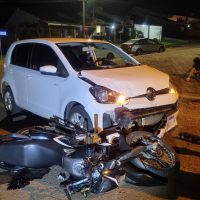 Imagem referente a Motociclista fica ferido ao se envolver em acidente com Volkswagen Up! no Santa Felicidade