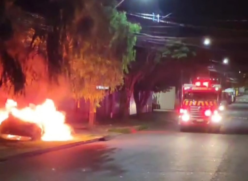 Fiesta fica destruído após suposto incêndio criminoso no Pioneiros Catarinenses
