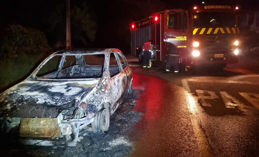 Mulher tem o carro incendiado pelo ex-marido no bairro Periolo