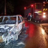 Imagem referente a Mulher tem o carro incendiado pelo ex-marido no bairro Periolo