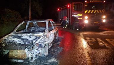 Imagem referente a Mulher tem o carro incendiado pelo ex-marido no bairro Periolo