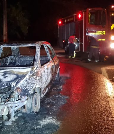 Imagem referente a Mulher tem o carro incendiado pelo ex-marido no bairro Periolo