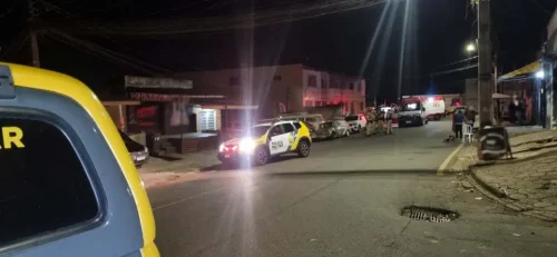 Imagem referente a Ataque a tiros em bar deixa três feridos e um homem morto