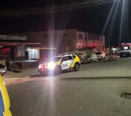 Imagem referente a Ataque a tiros em bar deixa três feridos e um homem morto