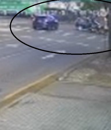 Imagem referente a Câmera mostra momento em que jovens que estavam em moto são atingidos por Sandero