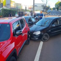 Imagem referente a Cacetada! Motorista perde controle e bate em três carros e uma moto estacionados