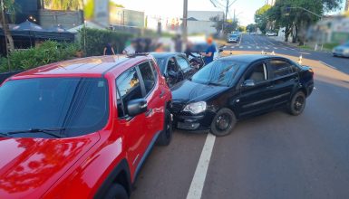 Imagem referente a Motorista perde controle e bate em três carros e uma moto estacionados