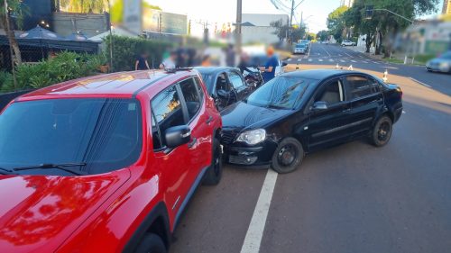 Imagem referente a Cacetada! Motorista perde controle e bate em três carros e uma moto estacionados