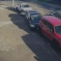 Imagem referente a Vídeo mostra momento em que Polo bate em carros estacionados no Centro