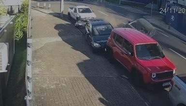 Imagem referente a Vídeo mostra momento em que Polo bate em carros estacionados no Centro