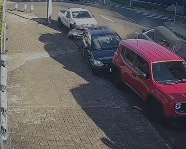 Imagem referente a Vídeo mostra momento em que Polo bate em carros estacionados no Centro