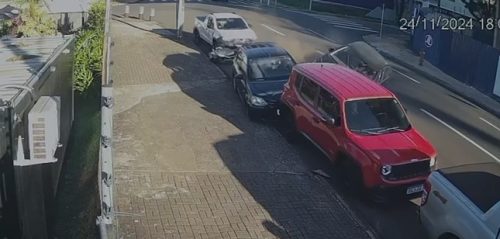 Imagem referente a Vídeo mostra momento em que Polo bate em carros estacionados no Centro