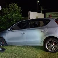 Imagem referente a I30 derruba muro de casa após acidente com Renault Kwid