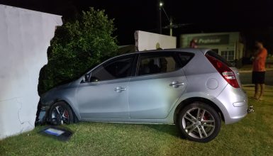 Imagem referente a I30 derruba muro de casa após acidente com Renault Kwid