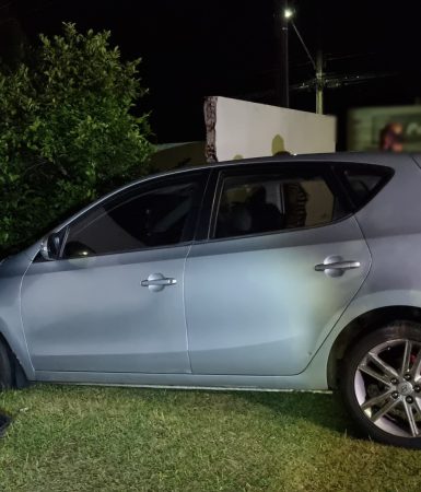 Imagem referente a I30 derruba muro de casa após acidente com Renault Kwid