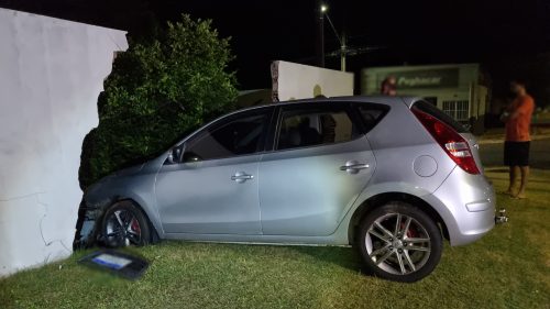 Imagem referente a I30 derruba muro de casa após acidente com Renault Kwid