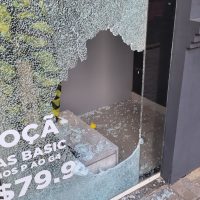 Imagem referente a Ladrões quebram vidraça e reviram roupas em loja na madrugada desta segunda-feira