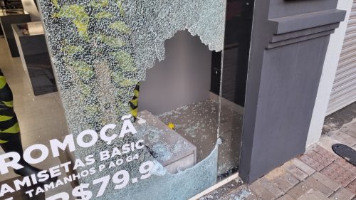 Imagem referente a Ladrões quebram vidraça e reviram roupas em loja na madrugada desta segunda-feira