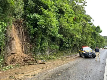 Imagem referente a Bloqueio na BR-277 é feito após deslizamento de pedras em Morretes