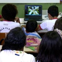 Imagem referente a Caminhos da Reportagem: metade das escolas descumpre lei antirracista