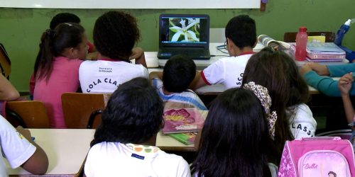 Imagem referente a Caminhos da Reportagem: metade das escolas descumpre lei antirracista