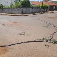 Imagem referente a Caminhão enrosca e arranca fios de internet no bairro Neva