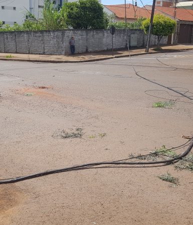 Imagem referente a Caminhão enrosca e arranca fios de internet no bairro Neva