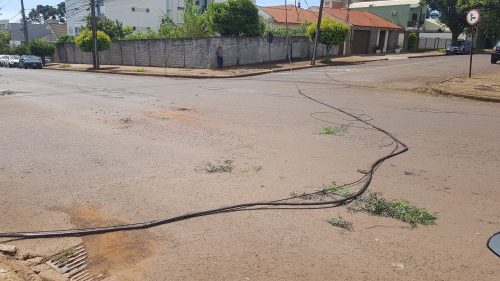 Imagem referente a Caminhão enrosca e arranca fios de internet no bairro Neva