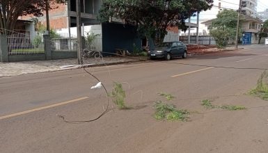 Imagem referente a Atenção! Fios caídos na rua da Bandeira em Cascavel