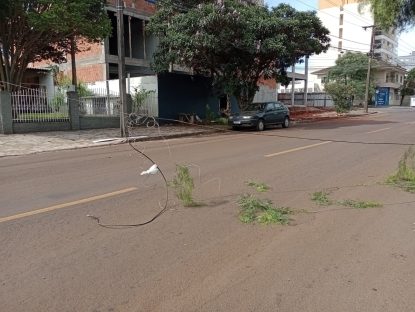 Imagem referente a Atenção! Fios caídos na rua da Bandeira em Cascavel