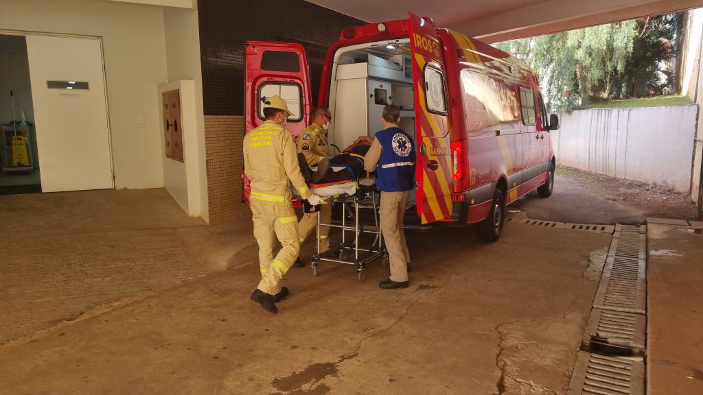 Homem sofre queda no trabalho e fica ferido em empresa às margens da BR-277 Homem sofre queda no trabalho e fica ferido em empresa às margens da BR-277