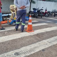 Imagem referente a Motociclista fica ferido ao cair de moto em pista com óleo