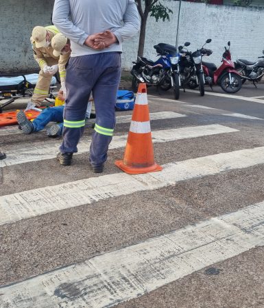 Imagem referente a Motociclista fica ferido ao cair de moto em pista com óleo diesel