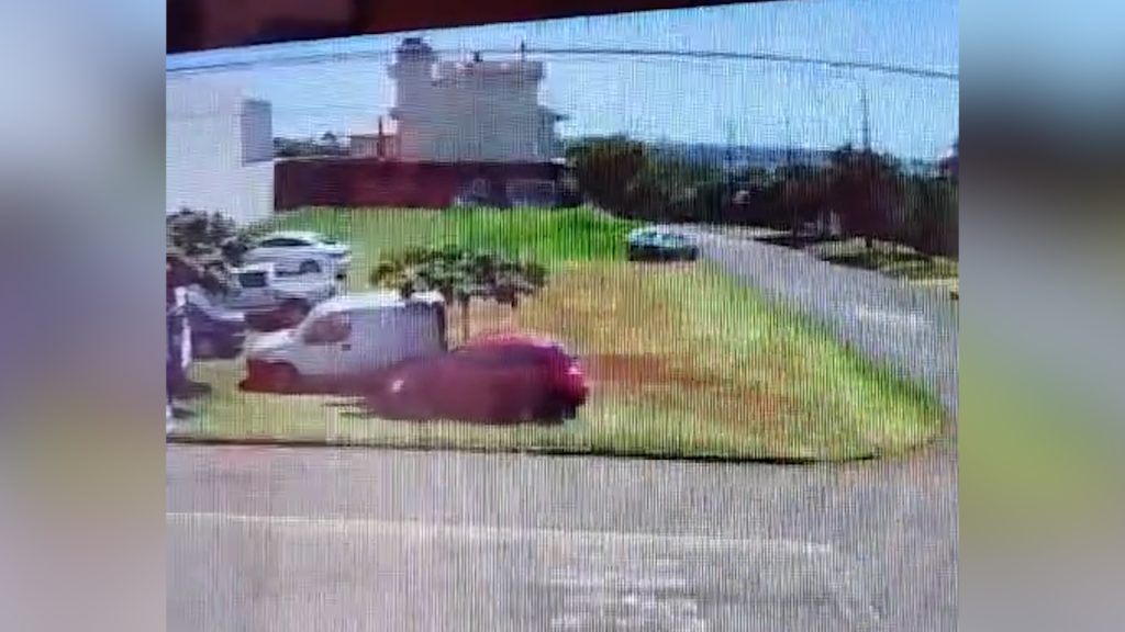 Imagem flagra carro sendo furtado no Bairro São Cristóvão Imagem flagra carro sendo furtado no Bairro São Cristóvão